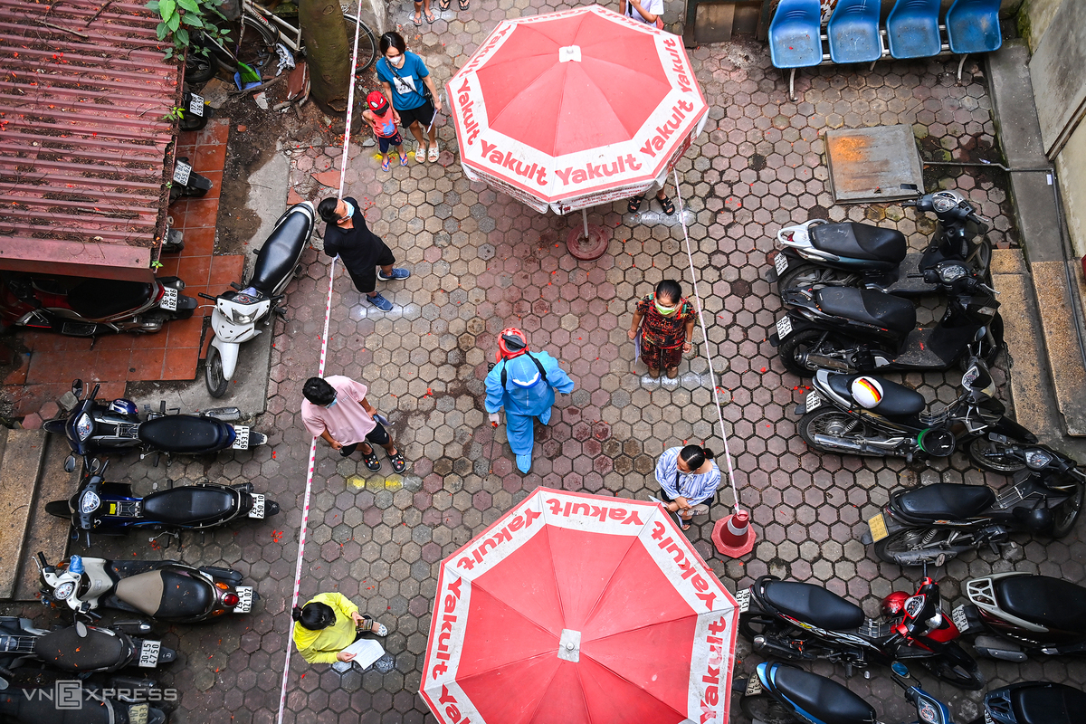 In Photos: Hanoi conducts Covid-19 testing for people returning from Da Nang