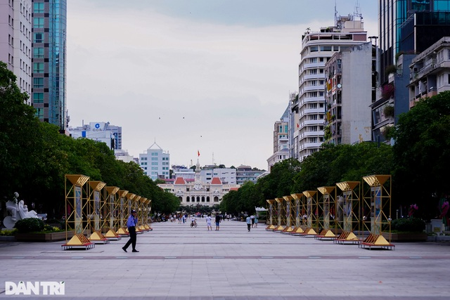 Vietnam's famous tourist attractions deserted amidst coronavirus surge