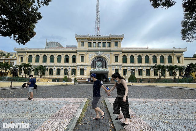 Vietnam's famous tourist attractions deserted amidst coronavirus surge