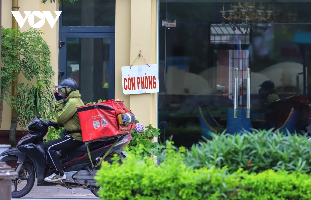 Vietnam's famous tourist attractions deserted amidst coronavirus surge