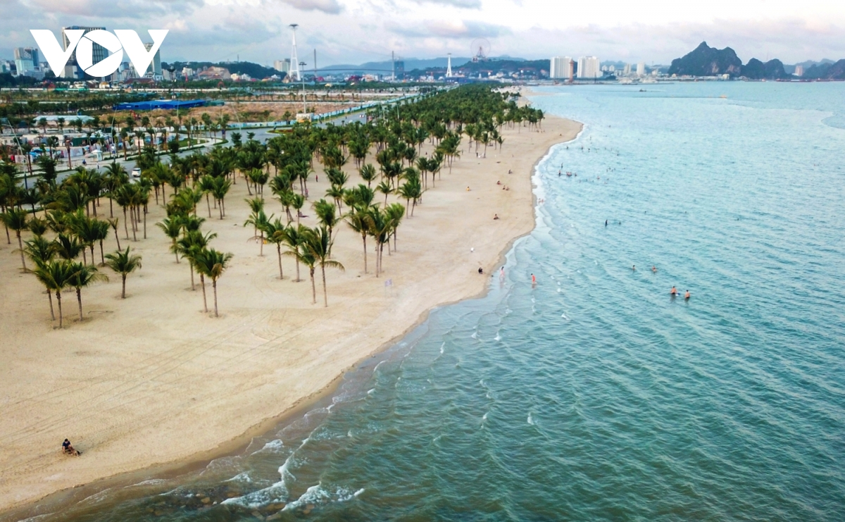 Vietnam's famous tourist attractions deserted amidst coronavirus surge