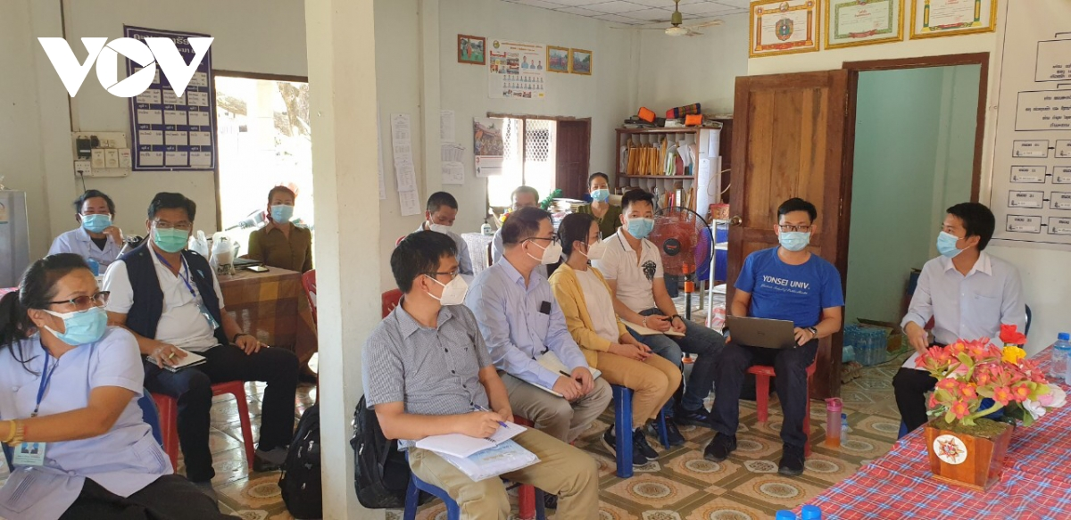 Vietnamese medical workers dedicate to help Laos in Covid-19 fight