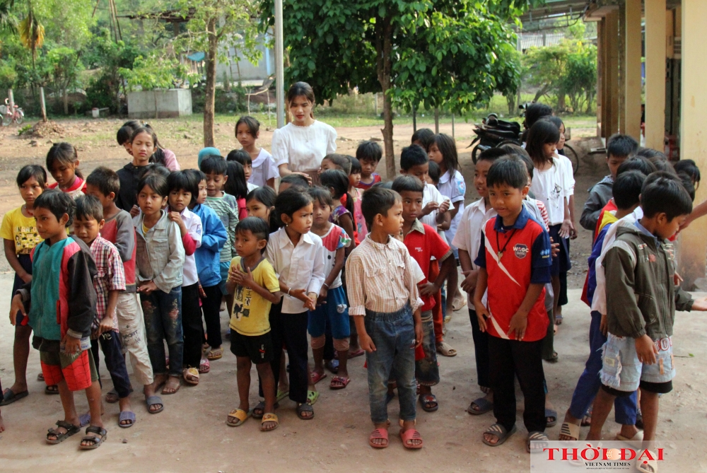 A gift of bread: How Vietnamese border guards help local children