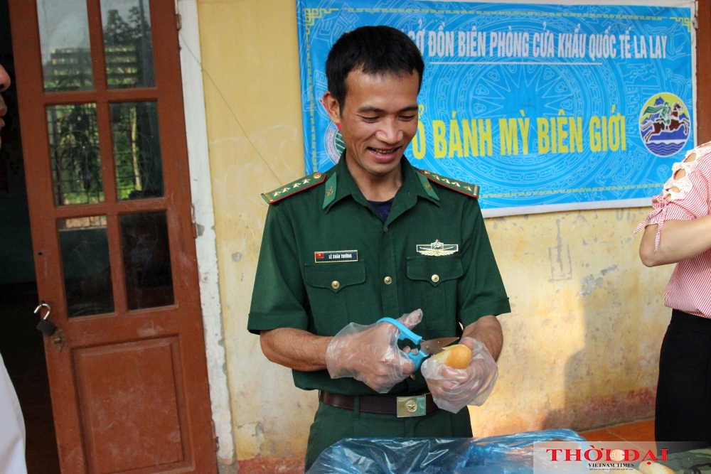 A gift of bread: How Vietnamese border guards help local children