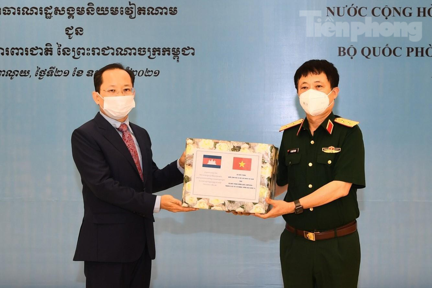 Vietnamese defense ministry gifts medical supplies to Laos, Cambodia
