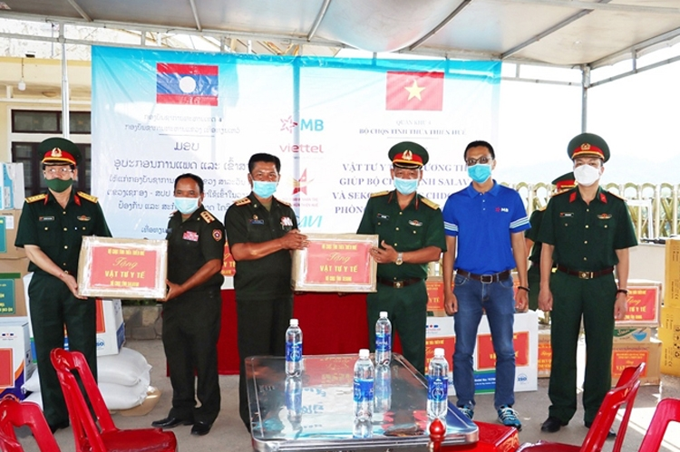 Vietnamese defense ministry gifts medical supplies to Laos, Cambodia