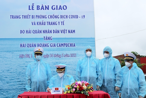 Vietnam gifts medical supplies to Royal Cambodian Navy