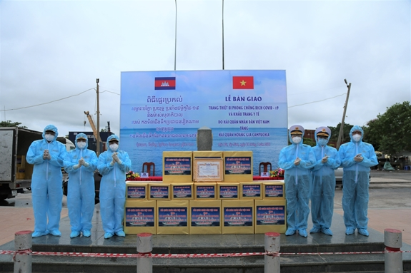 Vietnam gifts medical supplies to Royal Cambodian Navy