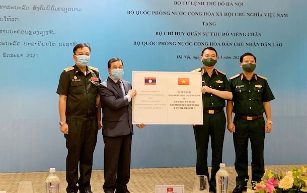 Hanoi Capital High Command presents medical supplies to Laos