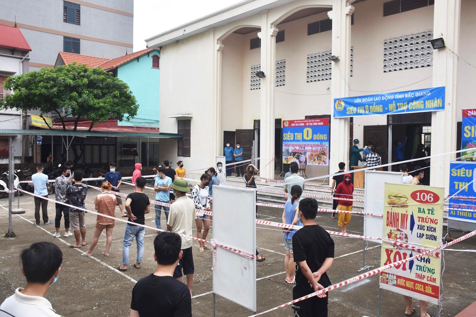 zero dong supermarket provides essentials in bac giang coronavirus hotspot