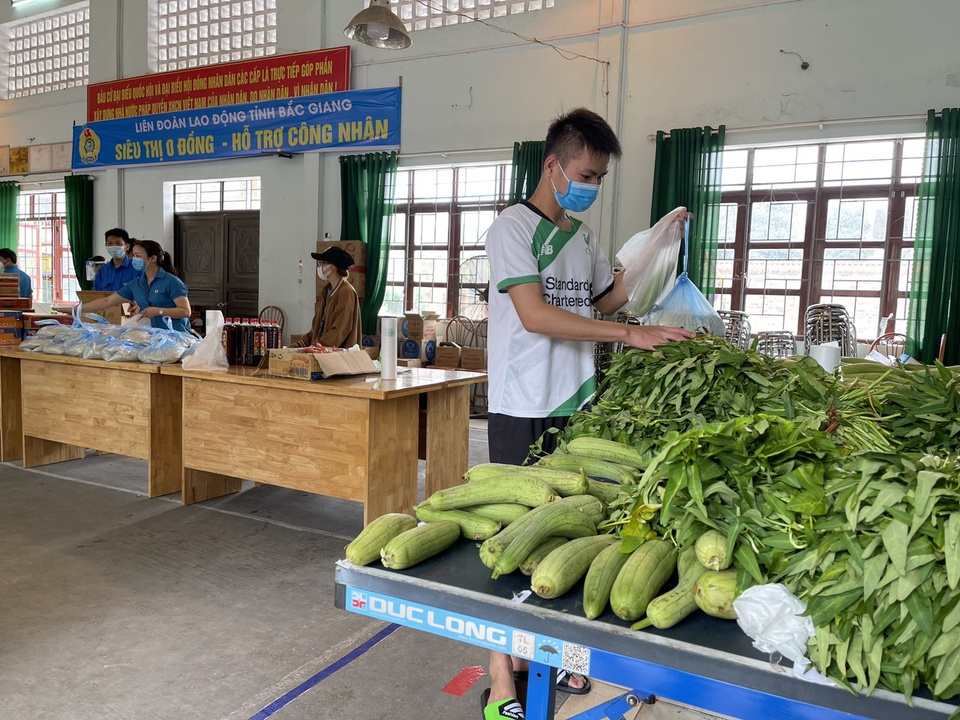 'Zero dong supermarket' provides essentials in Bac Giang coronavirus hotspot