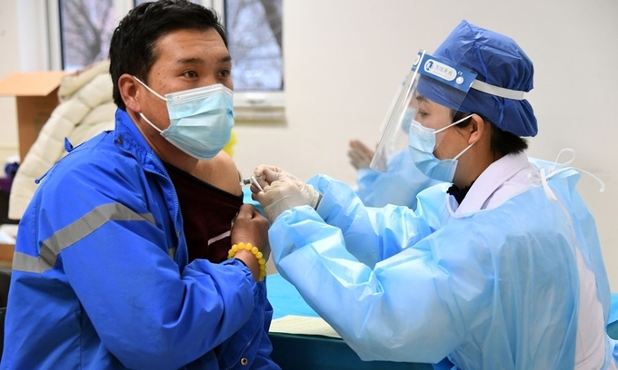 Overseas Vietnamese in China receive Covid-19 vaccine