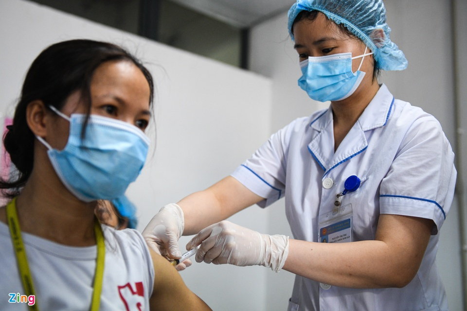 In Photos: Workers in Bac Ninh, Bac Giang provinces receive Covid-19 vaccine