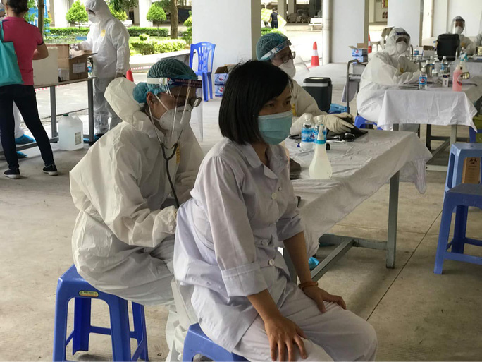 In Photos: Workers in Bac Ninh, Bac Giang provinces receive Covid-19 vaccine