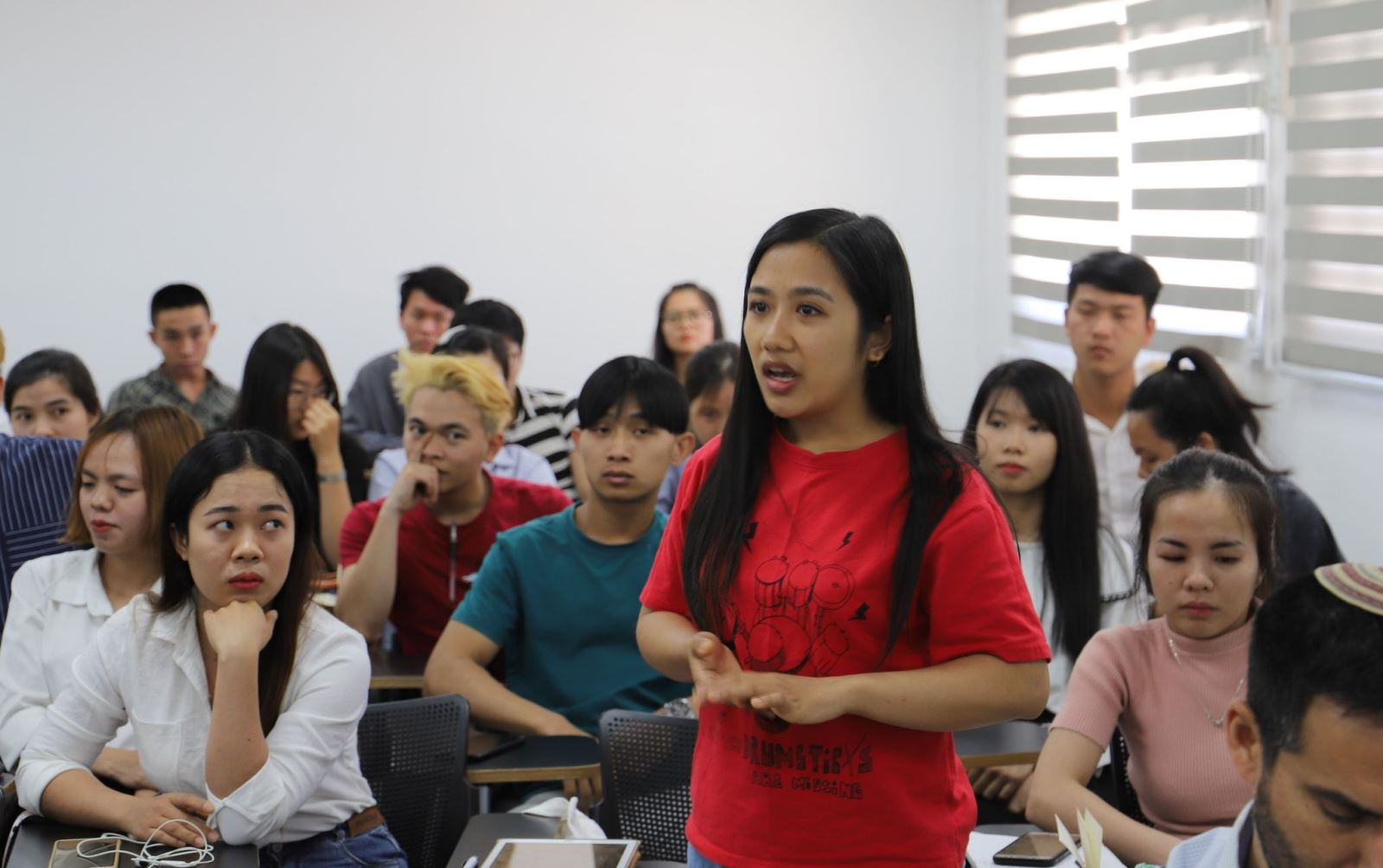 Vietnamese Embassy in Israel visits, encourages trainees post-conflict