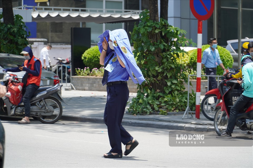 workers in hanoi grapple with blazing weather