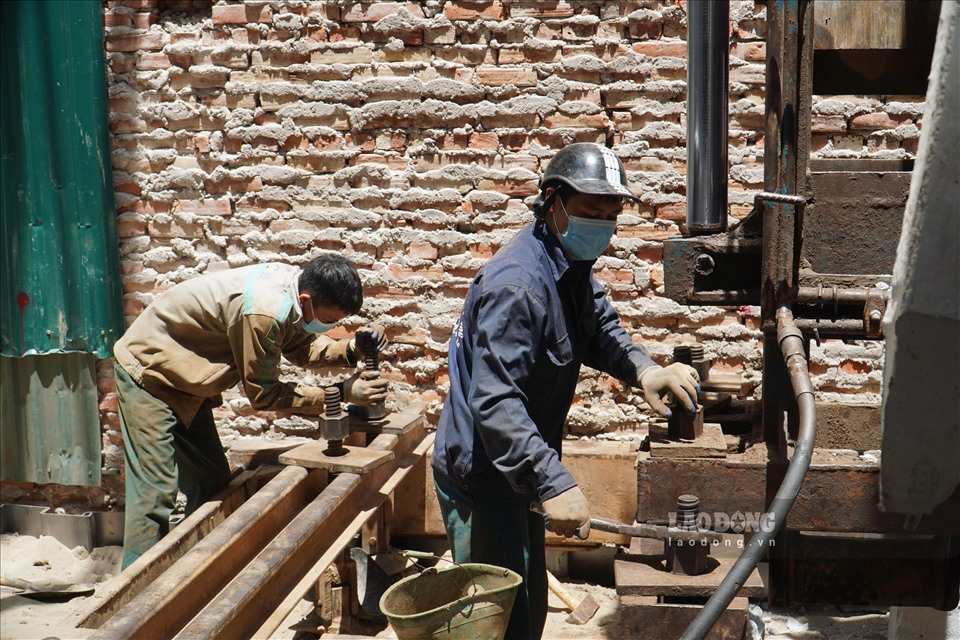 Workers in Hanoi grapple with blazing weather