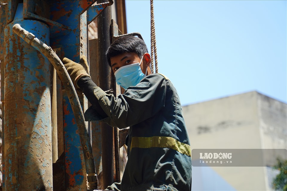 Workers in Hanoi grapple with blazing weather