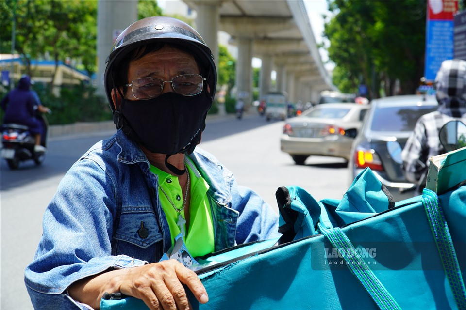 Workers in Hanoi grapple with blazing weather