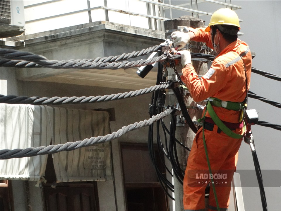 Workers in Hanoi grapple with blazing weather