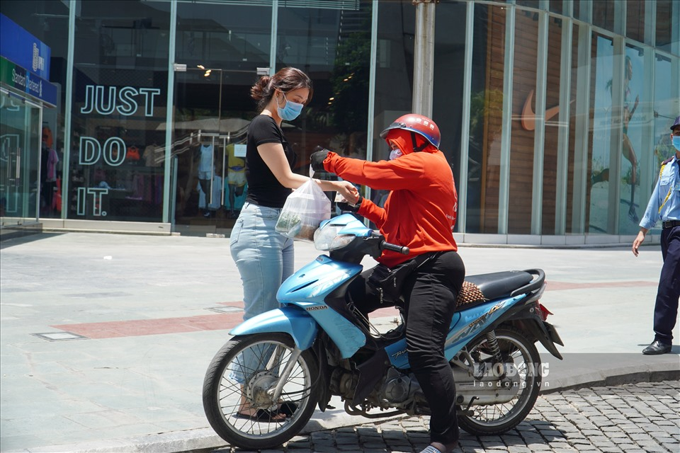 Workers in Hanoi grapple with blazing weather