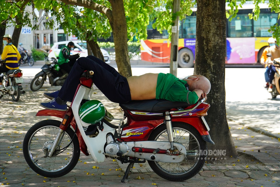 Workers in Hanoi grapple with blazing weather