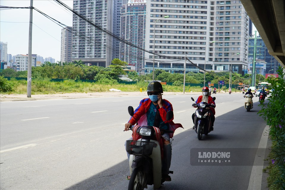 Workers in Hanoi grapple with blazing weather