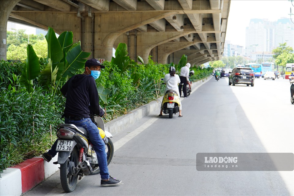 Workers in Hanoi grapple with blazing weather