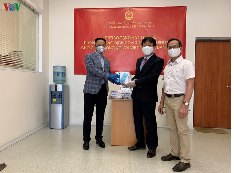 vietnam donates medical masks to vietnamese community in russia