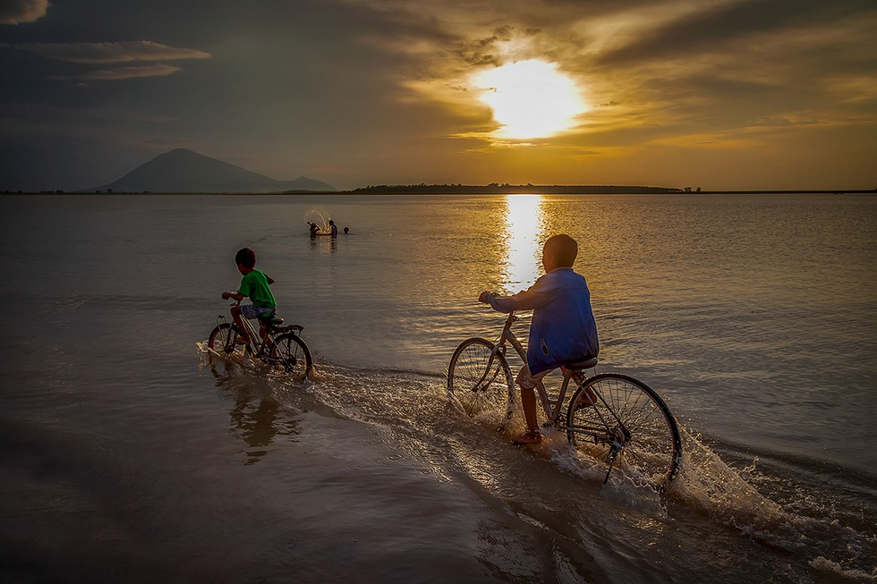 dau tieng lake the largest reservoir in southeast asia gorgeous on summer days