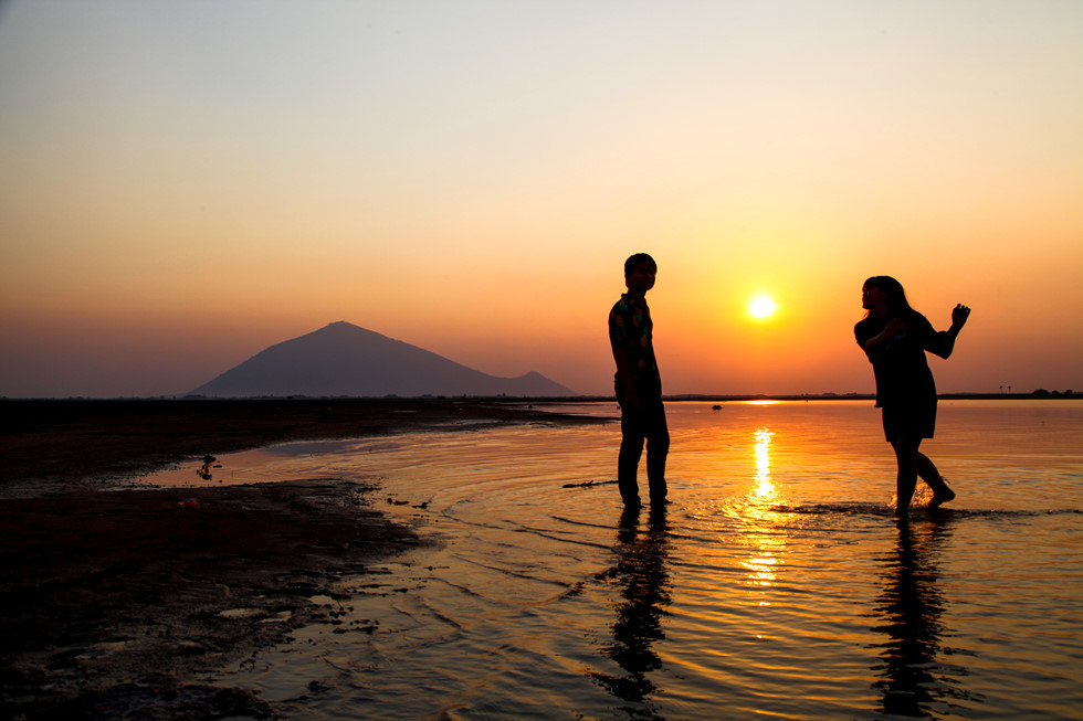 dau tieng lake the largest reservoir in southeast asia gorgeous on summer days