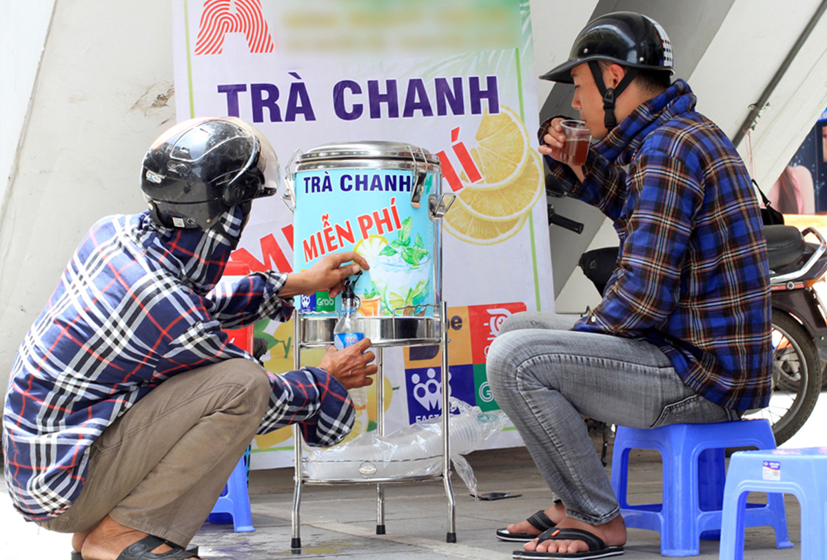 free lemon iced teapots for workers amid scorching summer days in hanoi
