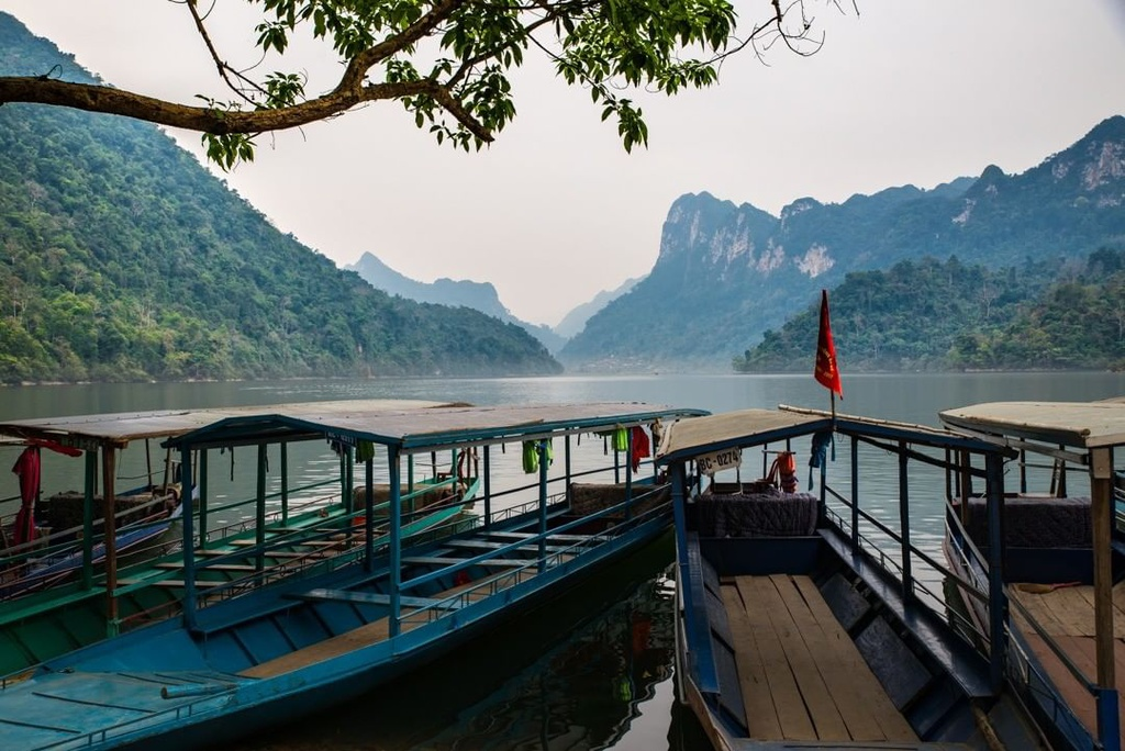 Seven tourist-attracting lakes in Vietnam