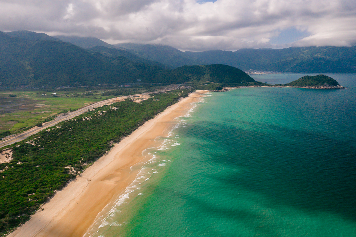 Breath-taking bird-eye view of Khanh Hoa - Phu Yen route