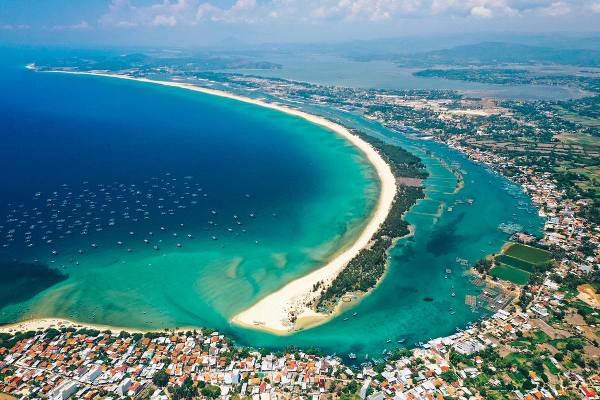 Breath-taking bird-eye view of Khanh Hoa - Phu Yen route