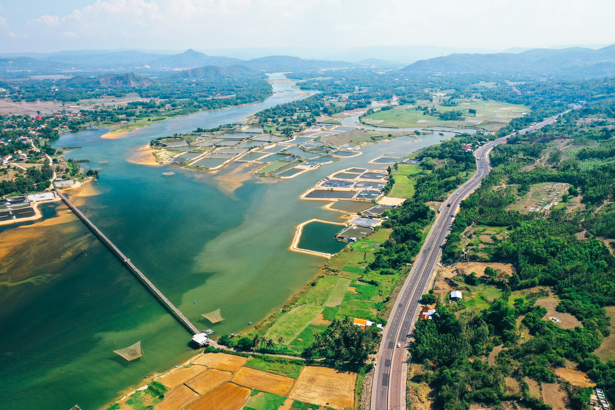 Breath-taking bird-eye view of Khanh Hoa - Phu Yen route