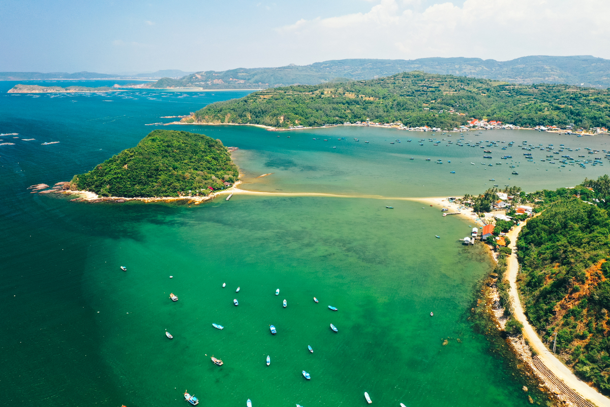 Breath-taking bird-eye view of Khanh Hoa - Phu Yen route