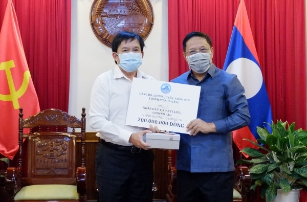 Vietnam localities gift medical supplies to support Laos Covid-19 fight