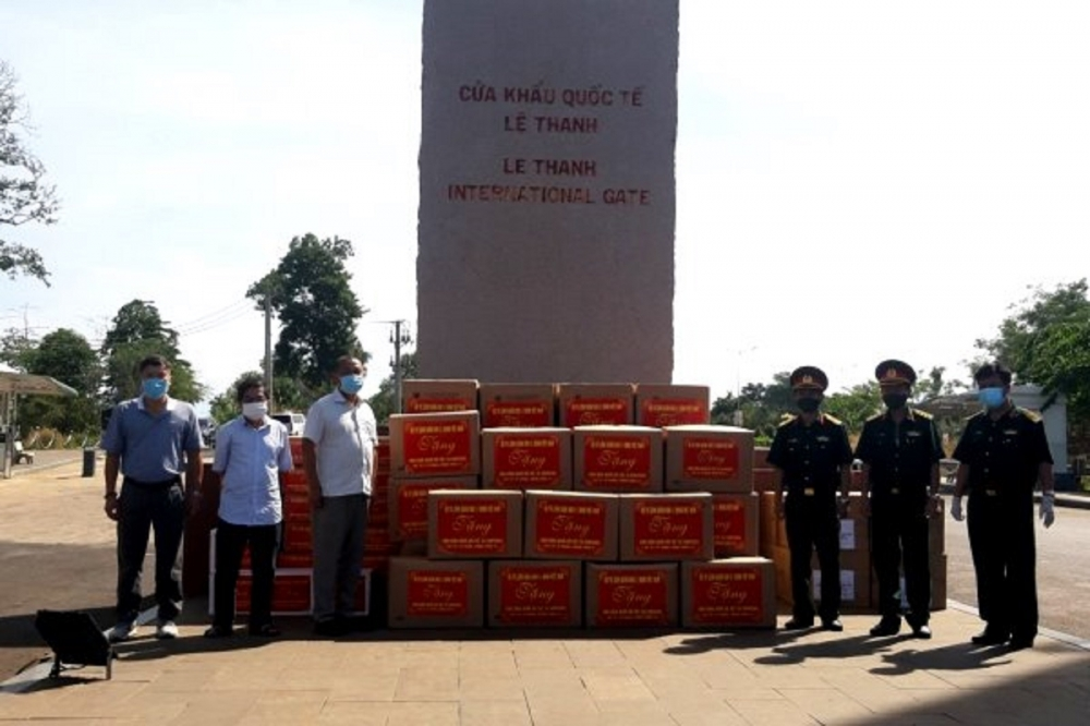 Vietnam localities gift medical supplies to support Laos Covid-19 fight