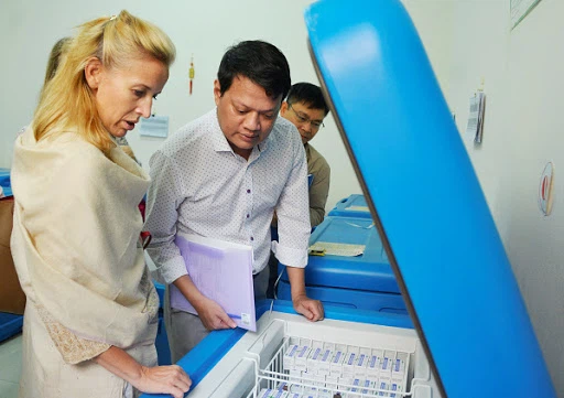 UNICEF aids Vietnam refrigerators for storing vaccines