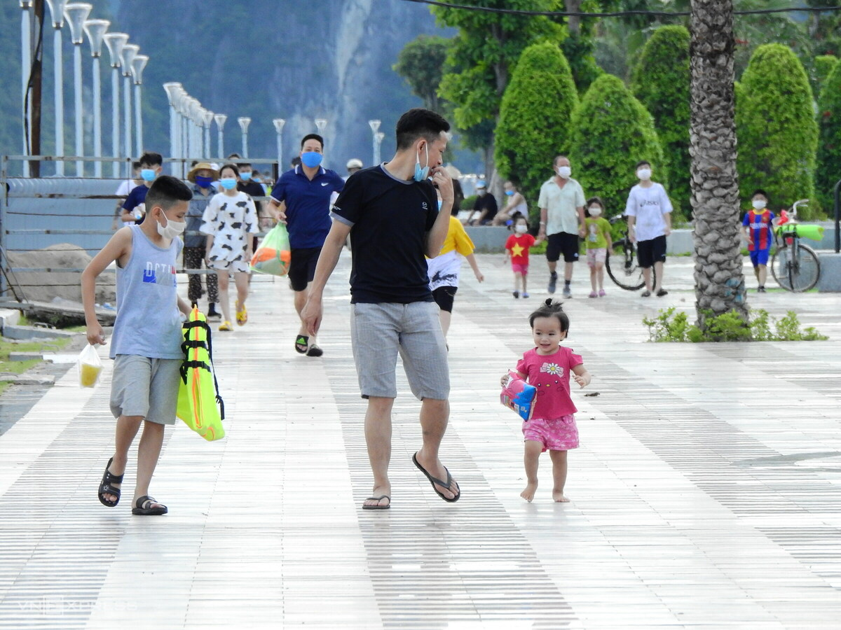 Several Vietnamese provinces ease social distancing measures