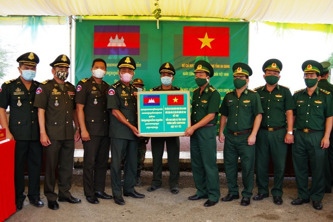 Vietnam presents medical supplies to Cambodian localities