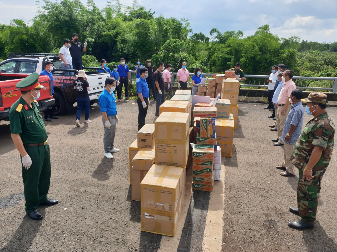 Vietnam presents medical supplies to Cambodian localities