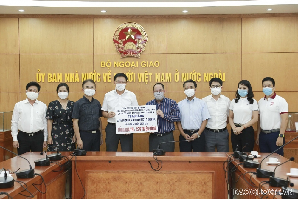 Overseas Vietnamese contribute to Covid-19 vaccine fund