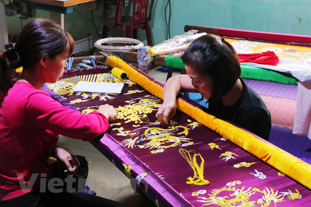 Dong Cuu:  an embroidery village responsible for 'dragon robes'