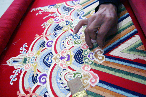 Dong Cuu:  an embroidery village responsible for 'dragon robes'