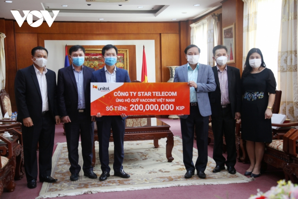 Vietnamese-Lao joint venture presents over US$ 21,000 to support Vietnam’s Covid-19 fight