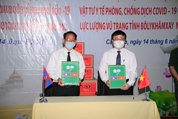 Vietnamese-Lao joint venture presents over US$ 21,000 to support Vietnam’s Covid-19 fight