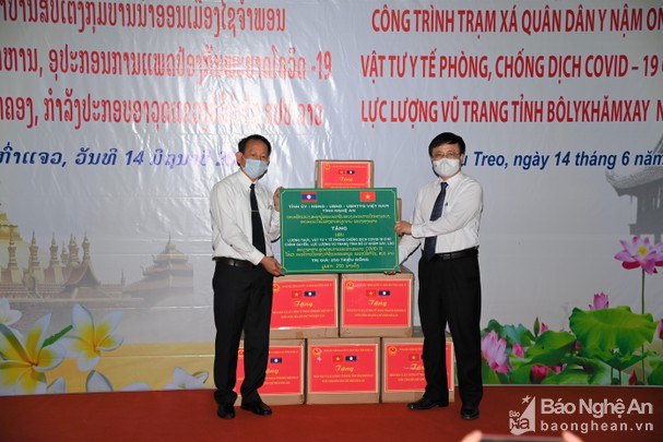 Vietnamese-Lao joint venture presents over US$ 21,000 to support Vietnam’s Covid-19 fight