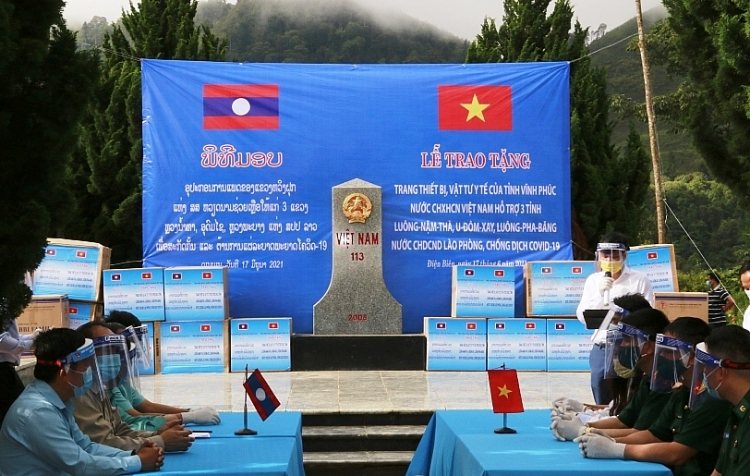 Vietnam assists Laos provinces in Covid-19 fight